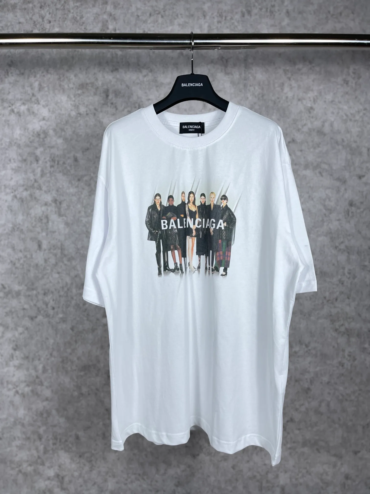 【 . Quality】 BALENCI*GA/ .Classic . 22SS#BALENCI*GA# T . ZP . 260 ， . ， 。 。Classic ， ， ， . OS . Same Style ：BL 223037 ：Black.White. Gray Size：XS L